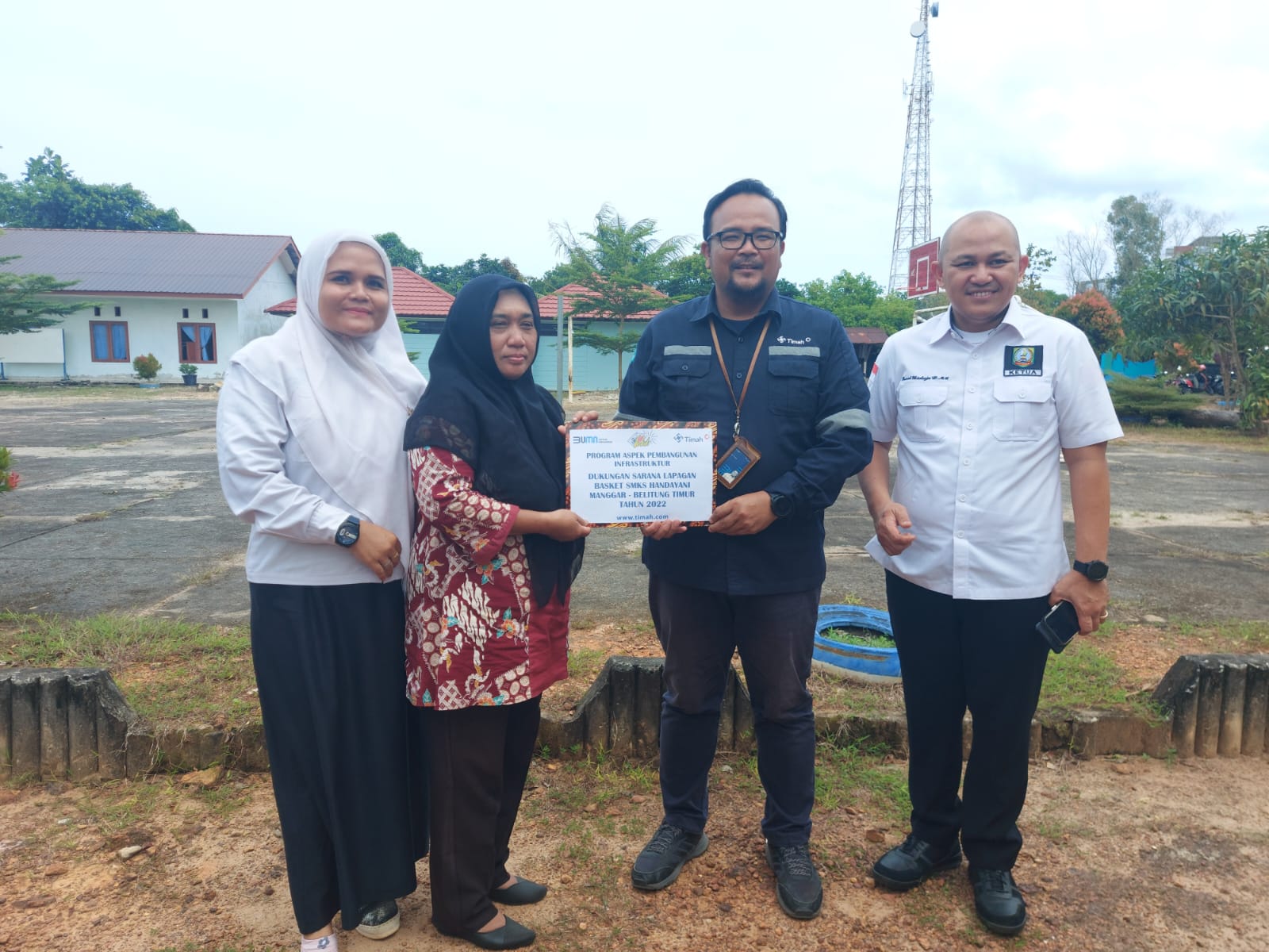 Rusak Parah, PT Timah Tbk Bantu Perbaiki Lapangan Basket SMK Handayani ...